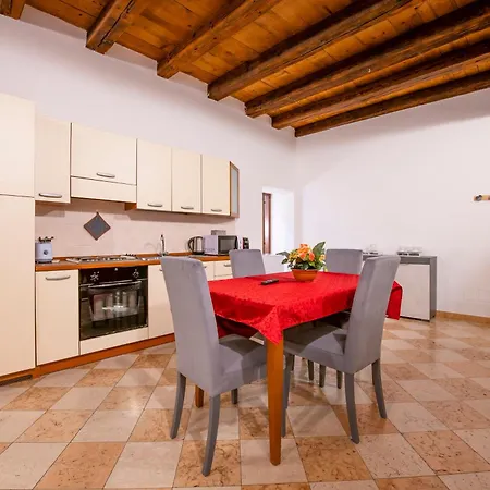 Apartment Arena Suite Mazzini Verona Centro 2 *